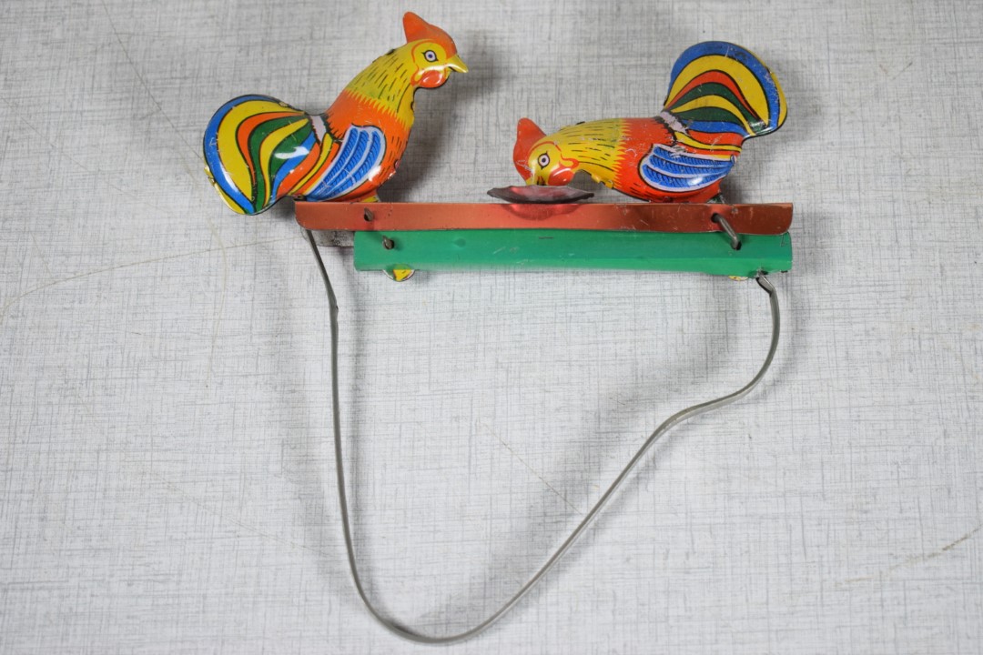 Zinn Blechspielzeug: Zwei Hühnern auf Stock