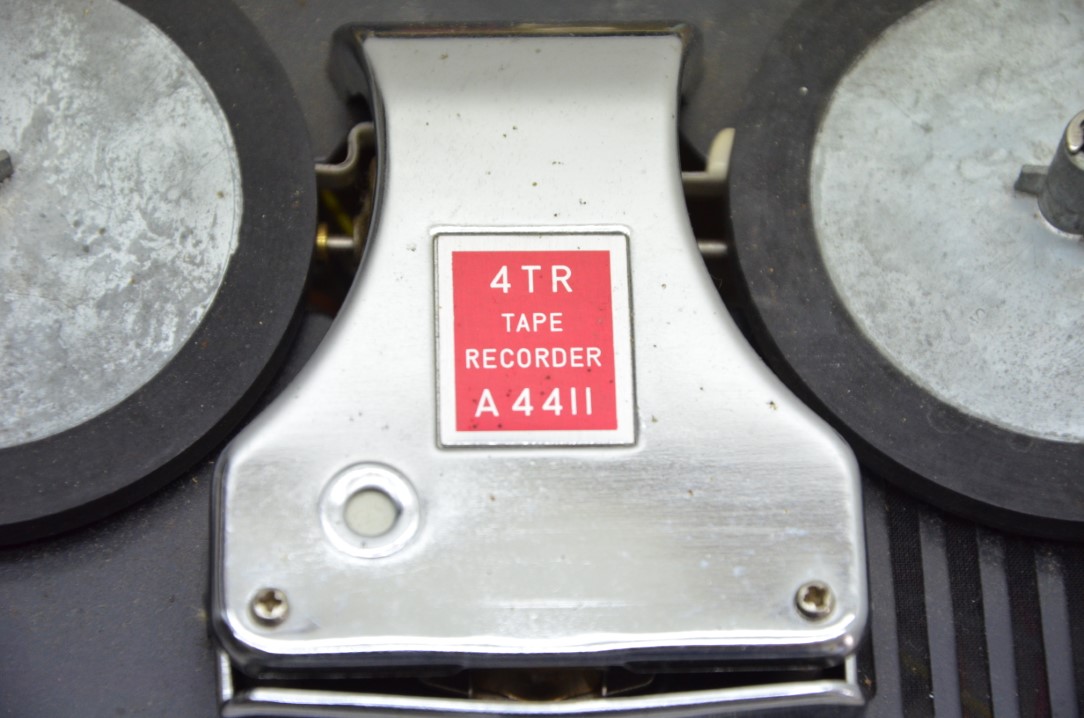 International 4TR-4411 Tragbare Tonbandmaschine