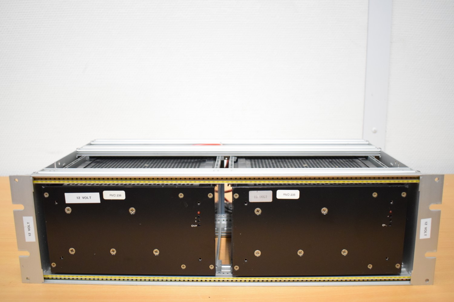 2x Delta Elektronika S15-18 12 Volt Netzgerät – in 19inch Rack Panel