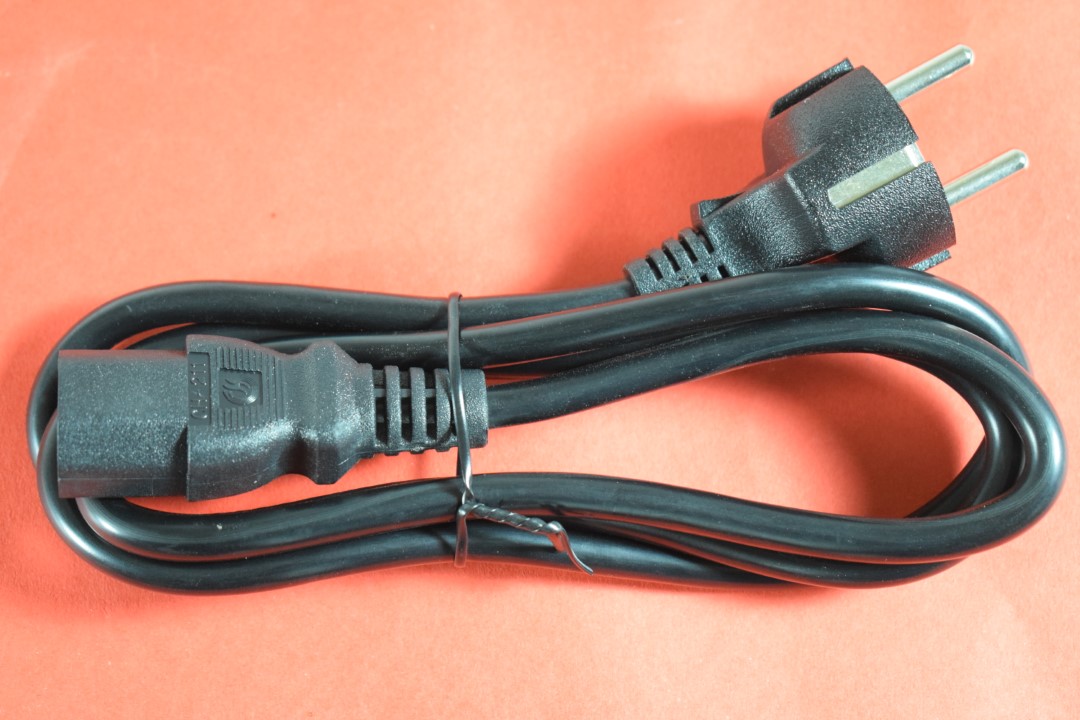 NEU: Stromkabel / Netzkabel für PC / Computer / Monitor C13 Stecker 1,5m